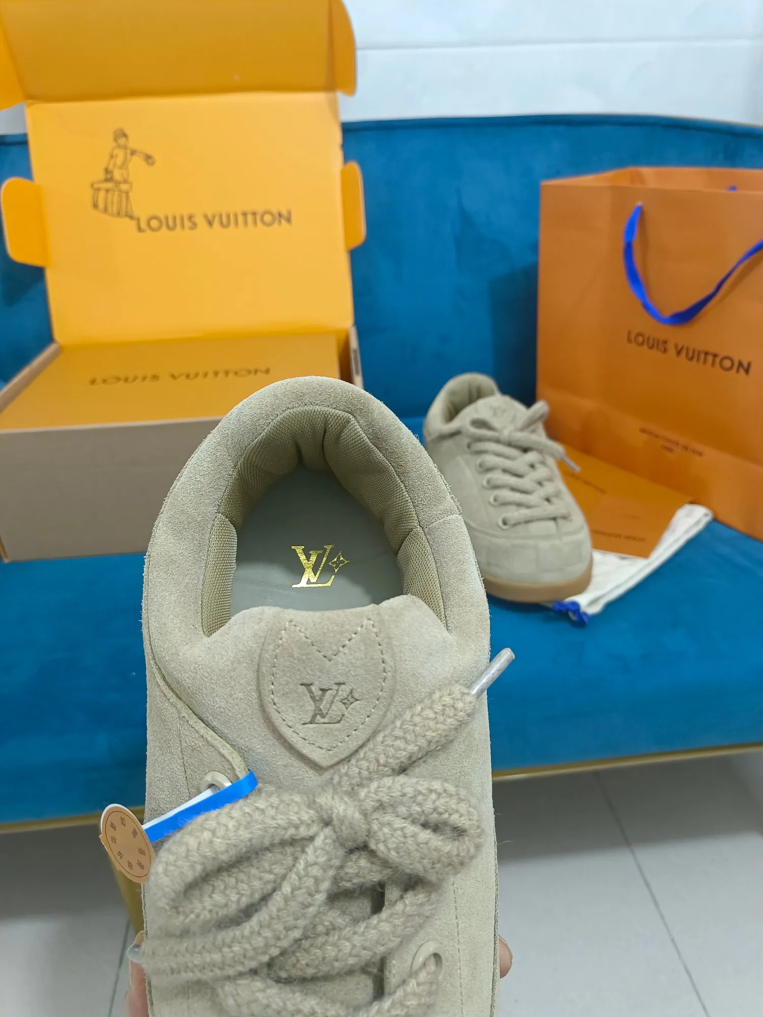 👟👟Ex-factory price 640👟👟 LV YETI slip-on shoes, based on suede cow leather, partially embossed with Nigo's reinterpretation of LV Damier pattern, cleverly echoing the Chinese tradition of taking off shoes when entering the house, and the "small feet" aesthetic is integrated into Chinese street genes. The palm-printed rubber outsole hides the LV letters and Monogram flowers. The exquisite craftsmanship made in Italy shows the brand's heritage in a comfortable slip-on style. The reservation mode adds a unique style, it is traditional and trendy, and it is suitable for couples aged 35-45.